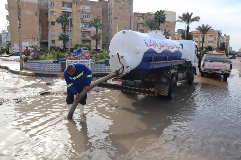 «الصرف الصحي» تكثف جهودها لمواجهة الطقس السيىء بالإسكندرية