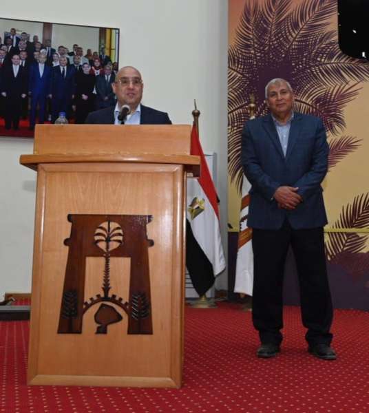وزير الإسكان يشيد بالجهود المبذولة لتطوير وتنمية محافظة الوادي الجديد