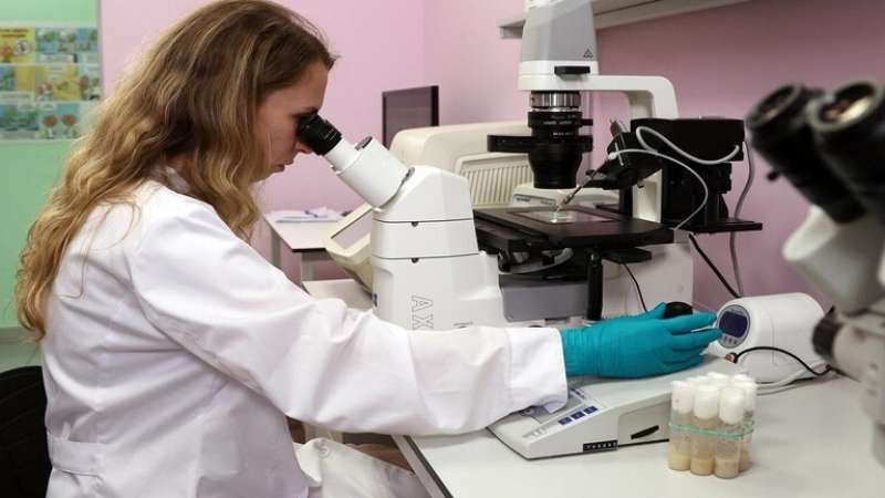 روسيا.. ابتكار فيروسات محللة للأورام تدمر بفعالية سرطان الدماغ والثدي