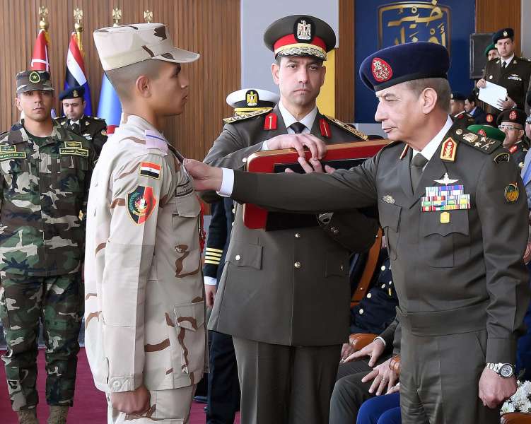 وزير الدفاع يشهد حفل انتهاء فترة الإعداد العسكري لطلبة الكليات العسكرية
