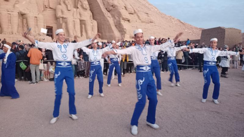 فرق مهرجان أسوان تحتفل بتعامد الشمس بمعبد ”أبو سمبل”