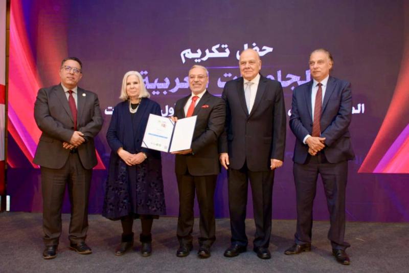 أمين عام اتحاد الجامعات العربية يسلم رئيس جامعة طنطا جائزة التصنيف العربى للجامعات 2023