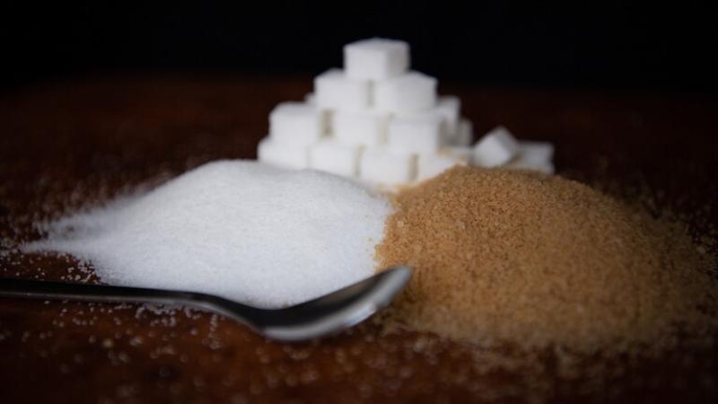 السكر الأبيض أم البني.. أيهما الأغنى بالسعرات الحرارية؟