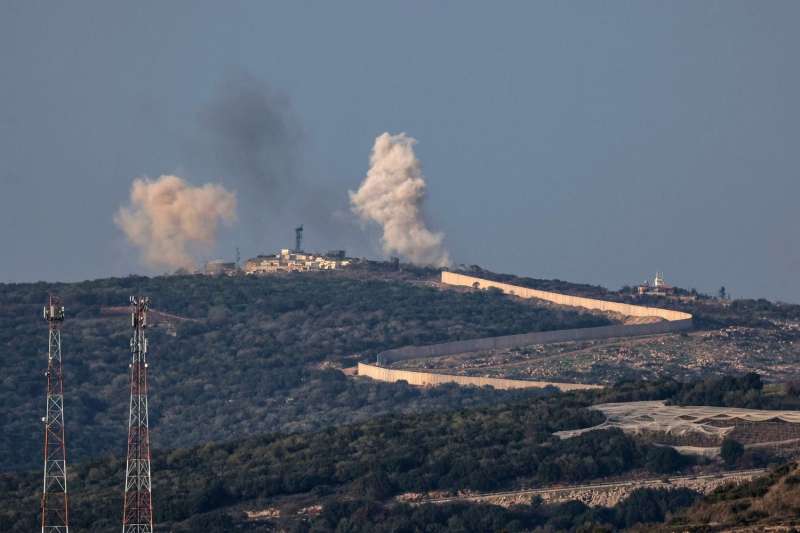 استهداف قاعدة إسرائيلية بعشرات الصواريخ ودوي صفارات الإنذار في الجليل