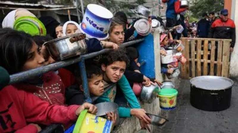 مصطفى بكري: أطفال غزة ورجالها ونسائها يتمسكون بأرضهم يوما تلو الآخر