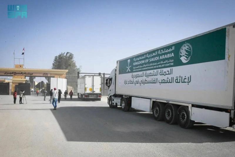 عبور 400 شاحنة إغاثية سعودية منفذ رفح متوجهة إلى غزة