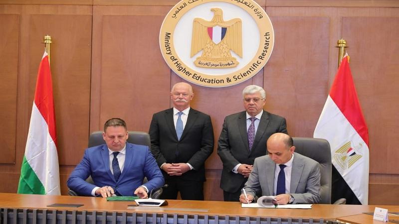 وزيرا التعليم العالي والثقافة المجرى يشهدان توقيع مذكرة تفاهم