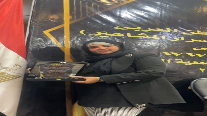 تكريم الصحفية رشا يوسف في ملتقي المشاهير