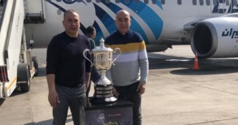 التوأم يلتقطان الصور مع كأس مصر يغادرون إلى الرياض