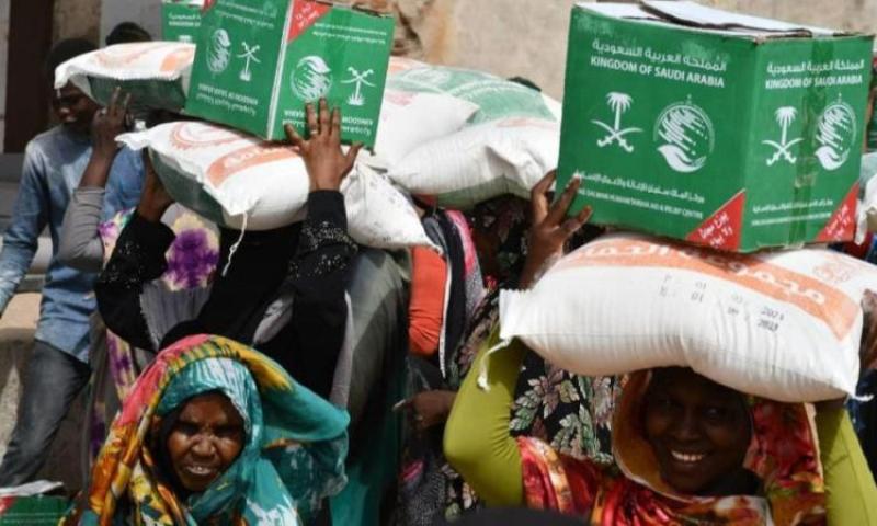 مركز الملك سلمان للإغاثة يوزع آلاف من السلال الغذائية في السودان