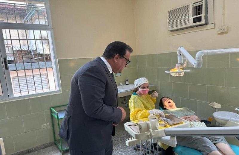 وزير الصحة ونظيره الكوبي يتفقدان أحد مراكز الرعاية الصحية الأولية بكوبا