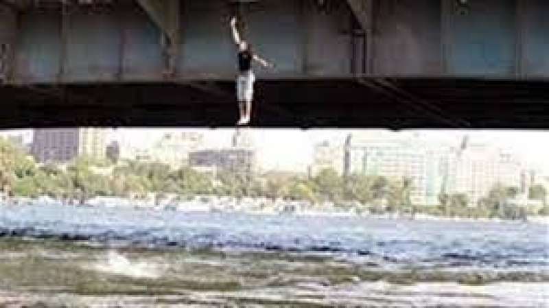 شاب ينهي حياته قفزا في مياه النيل من أعلي كوبري الجامعة