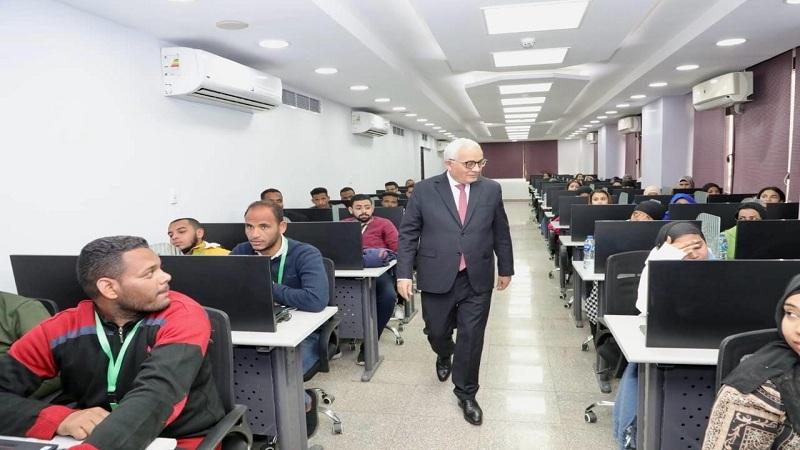 وزير التعليم يتفقد امتحانات المتقدمين لمسابقة وظيفة معلم مساعد