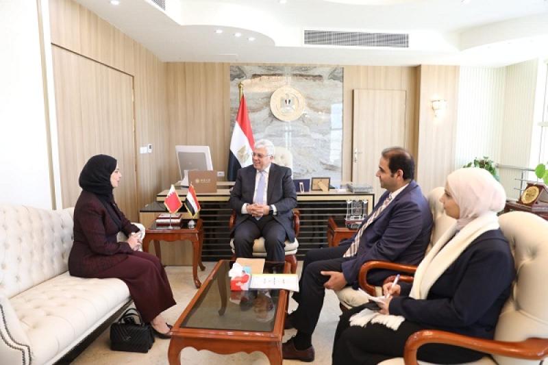وزير التعليم العالي يبحث مع سفيرة البحرين سبل التعاون المشترك.. «صور»