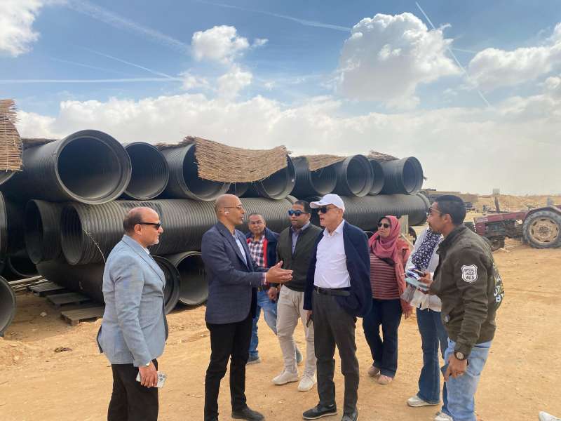 نائب رئيس «المجتمعات العمرانية» يتفقد مشروعات المرافق والطرق بمناطق الامتداد للقاهرة الجديدة