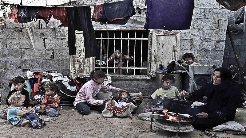 حرب التجويع في غزة تعصف بأحلام الكبار والصغار.. ما الذي نعرفه عن المساعدات الإنسانية بحرًا حتى الآن؟