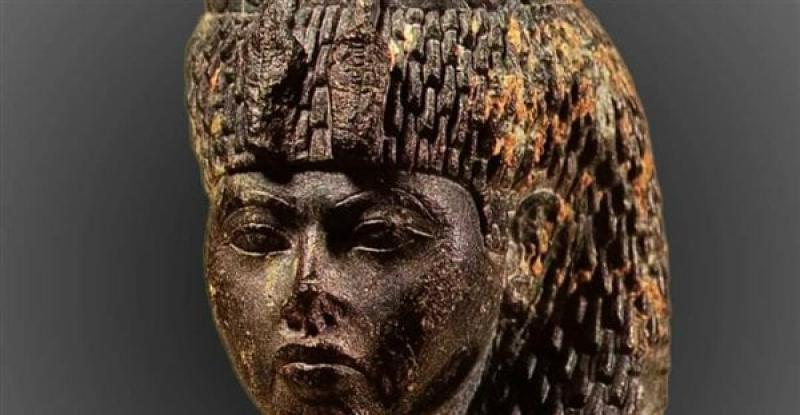 المتحف المصري بالتحرير يعرض تمثالا لرأس الملكة ”تي”