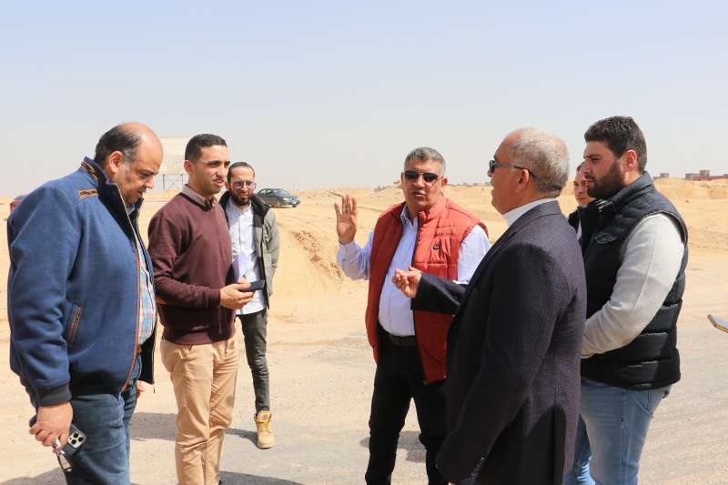 رئيس جهاز السادات يتفقد مشروعات رفع كفاءة الطرق والكهرباء بالمدينة