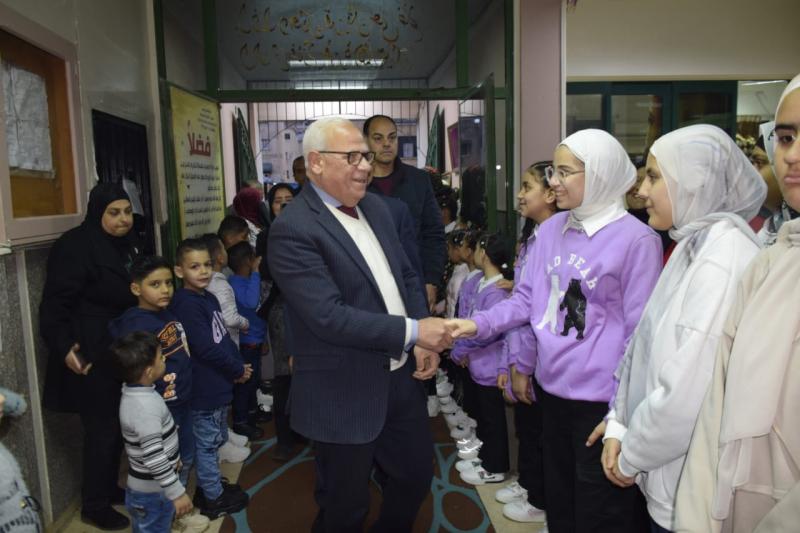 محافظ بورسعيد يشارك الأطفال الأيتام بدار تحسين الصحة الإفطار الرمضاني
