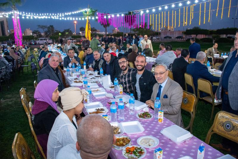 بدعوة شخصية منه: رئيس جامعة طنطا ينظم حفل إفطار  جماعي لـ١٠٠٠ من العمالة المؤقتة