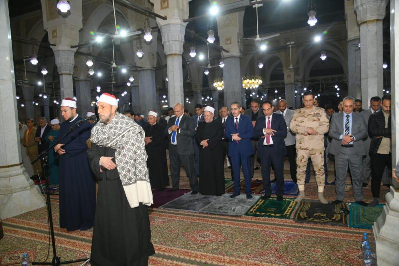 محافظ الغربية ومفتي الديار المصرية يؤديان صلاة العشاء والتراويح بالمسجد الأحمدي بطنطا