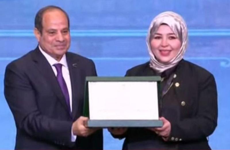 السيسي يكرم الدكتورة رهام نصر مديرة مركز الأزهر لمكافحة التطرف