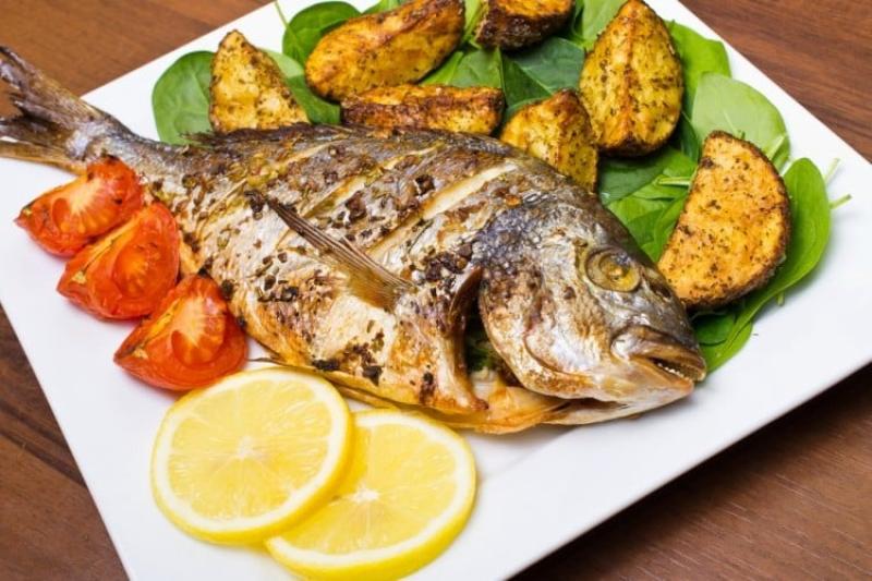 ماذا يحدث لجسمك عند تناول السمك المقلي على مائدة رمضان؟