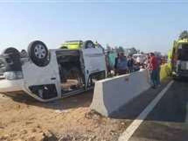 إصابة 7 أشخاص في حادث انقلاب ميكروباص على طريق الفيوم الصحراوي