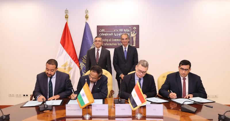 وزير الاتصالات يشهد توقيع تعاون مصرى- هندى لتصنيع منتجات محلية