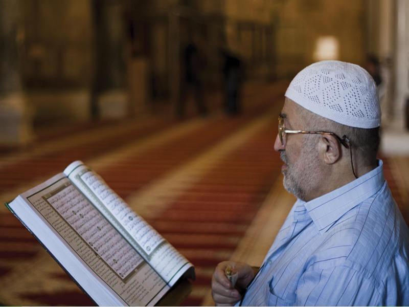 علي جمعة يوضح حقيقة عدم رضا الله عمّن يقرأ القرآن بصعوبة