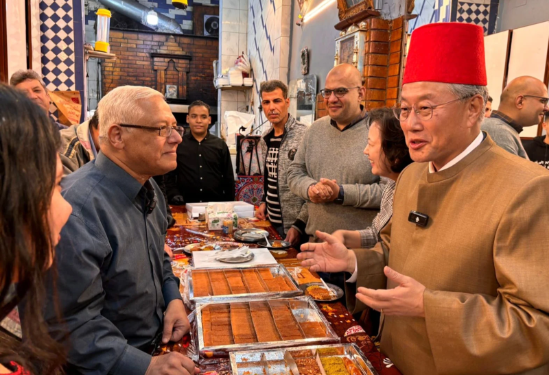«بالطربوش».. سفير كوريا يحتفل بأجواء رمضان في القاهرة
