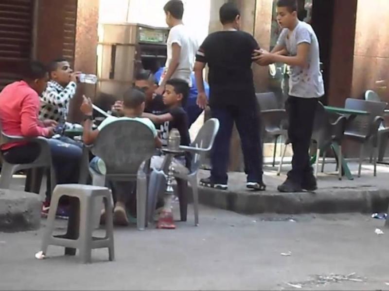 القبض على صاحب مقهى لتقديمه الشيشة للأطفال في نهار رمضان بالسلام