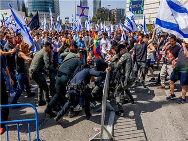 مظاهرات بين الشرطة الإسرائيلية وأهلي المحتجزين في تل أبيب