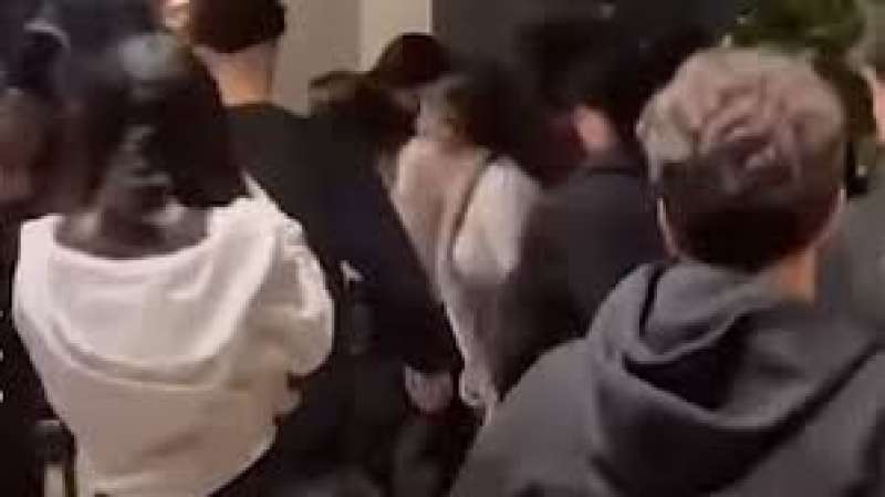 اشتباك عنيف بين فتيات داخل مقهى شهير بالتجمع الخامس