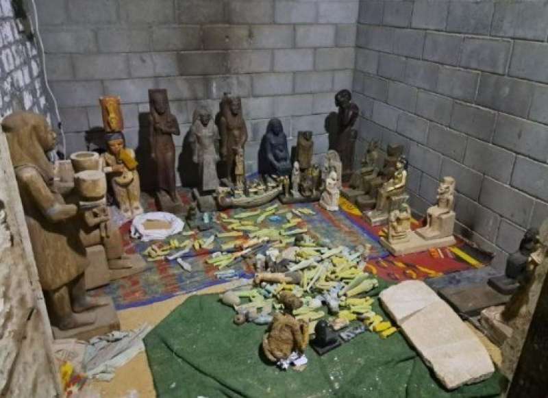 العثور على 319 تمثالا مقلدا يستخدم في النصب على المواطنين داخل مخزن بكرداسة
