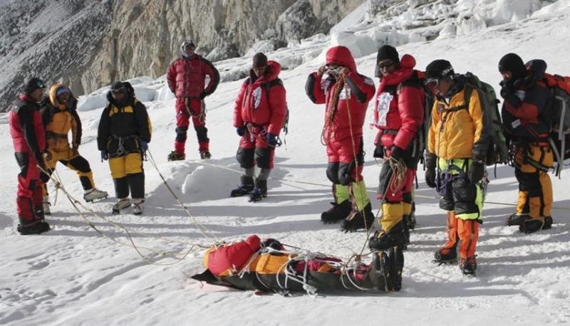 السلطات السويسرية تُعلن وقف البحث عن متزلج مفقود إثر انهيار جليدي