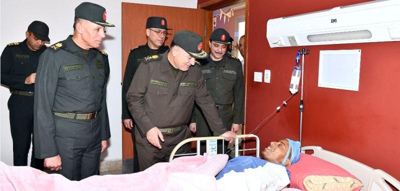 الفريق أسامة عسكر يزور عددًا من المصابين بمستشفى القوات المسلحة