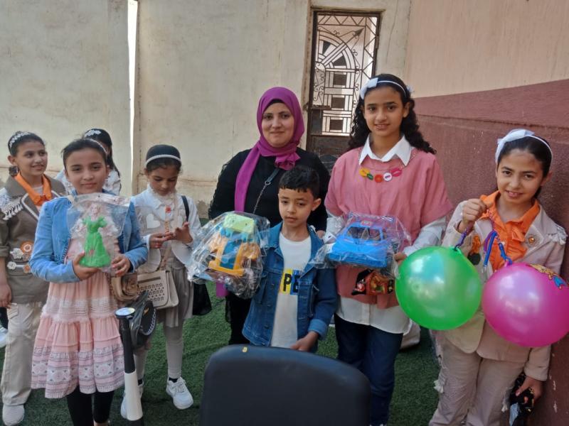 الأطفال في قرى ومدن الغربية يوجهون الشكر للرئيس السيسي على هداياه.. «صور»