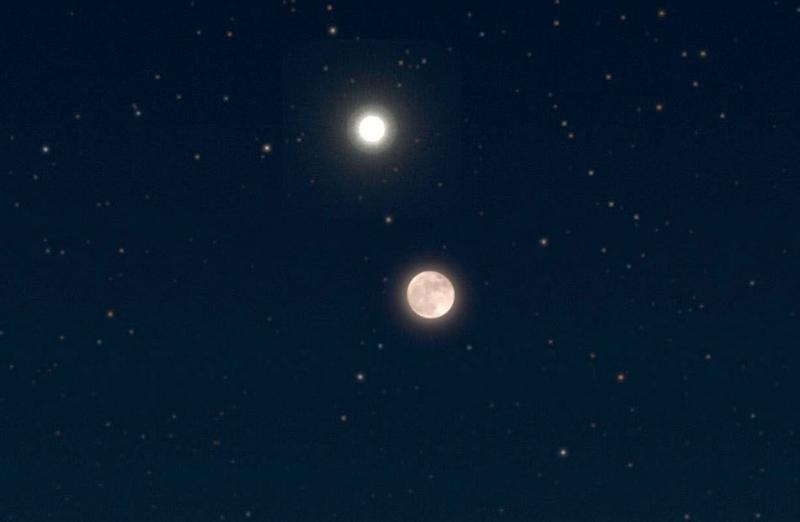 القمر يقترن بعملاق المجموعة الشمسية في أول ليالي العيد