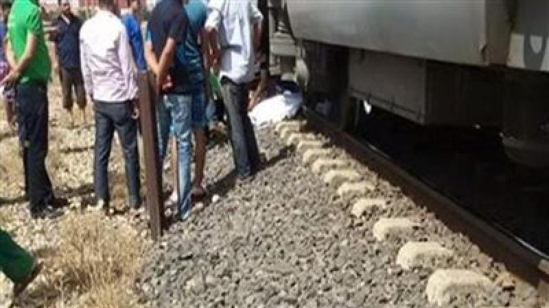 مصرع سائق ميكروباص دهسا أسفل عجلات قطار في المنيا