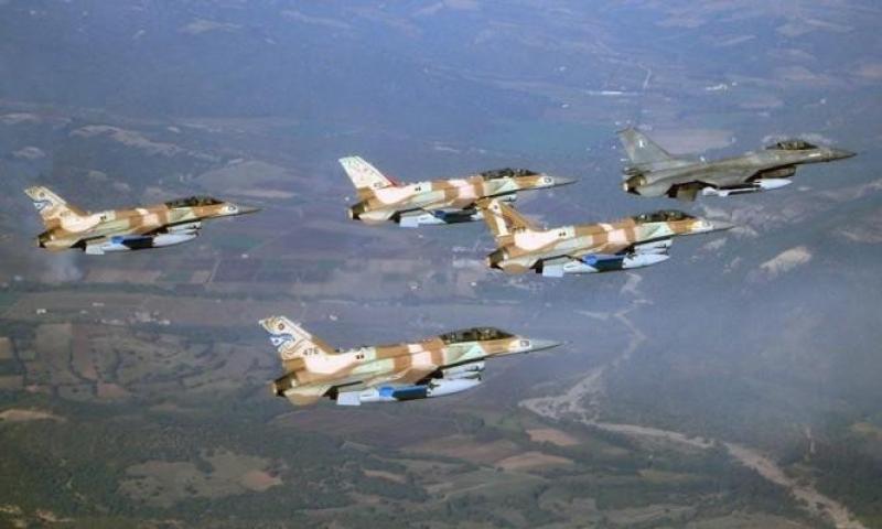 طيران الاحتلال الإسرائيلي يقصف مركبتين جنوب لبنان