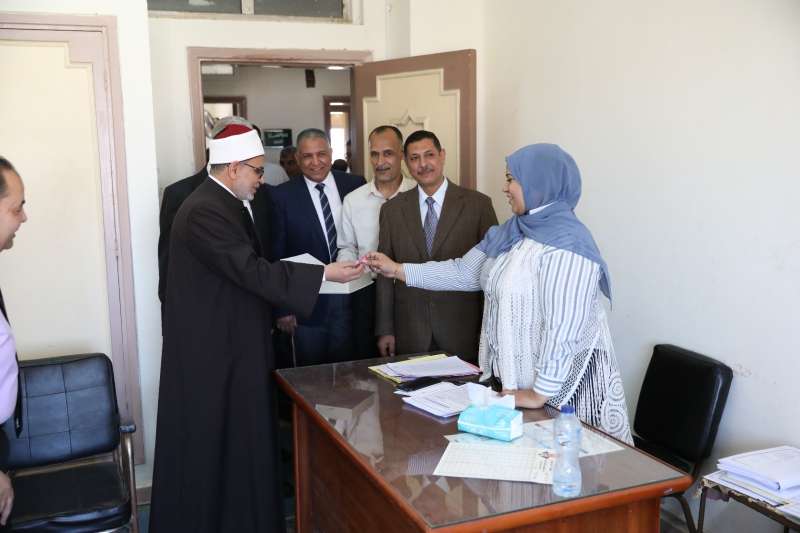 رئيس جامعة الأزهر يوزع الشيكولاته على الموظفين بعد عودتهم من إجازة عيد الفطر