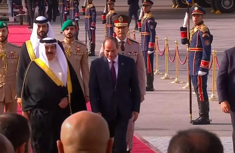 السيسي يستقبل ملك البحرين بمطار القاهرة