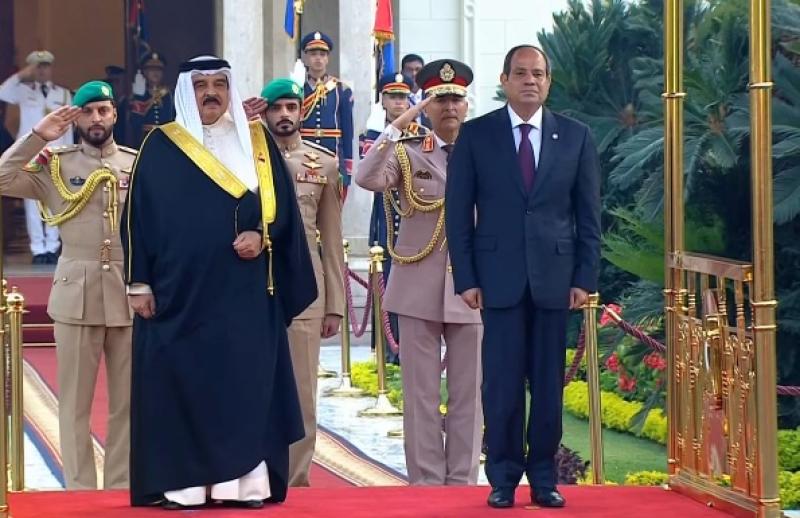 مراسم استقبال رسمية للعاهل البحريني في قصر الاتحادية