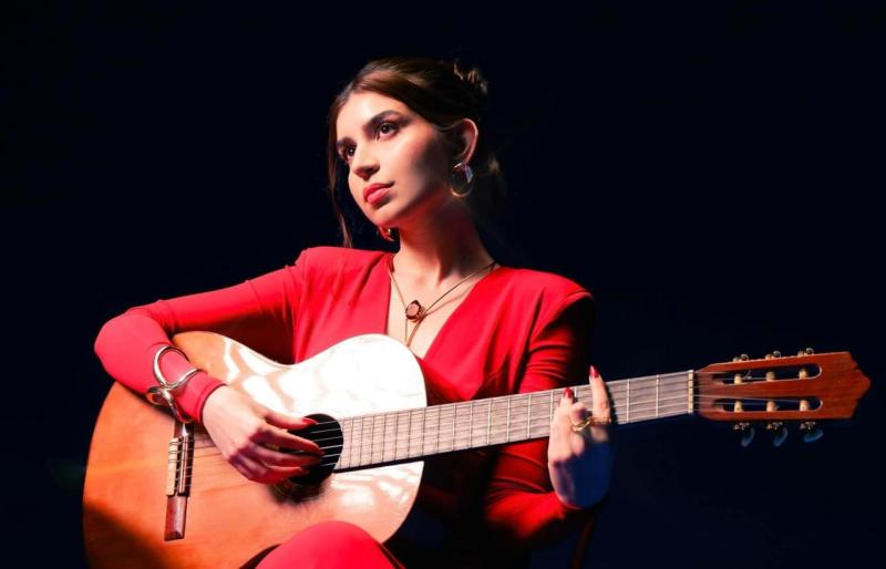 اللبنانية ”تاليا لحود” تطلق خمس أغنيات في ألبومها الجديد ”غريبة”