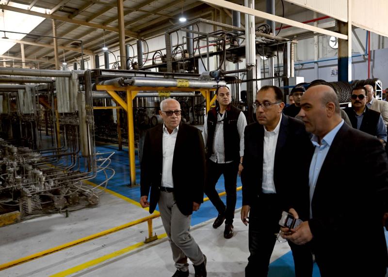 رئيس مجلس الوزراء ومحافظ بورسعيد يتفقدان مصنع بيراميدز 