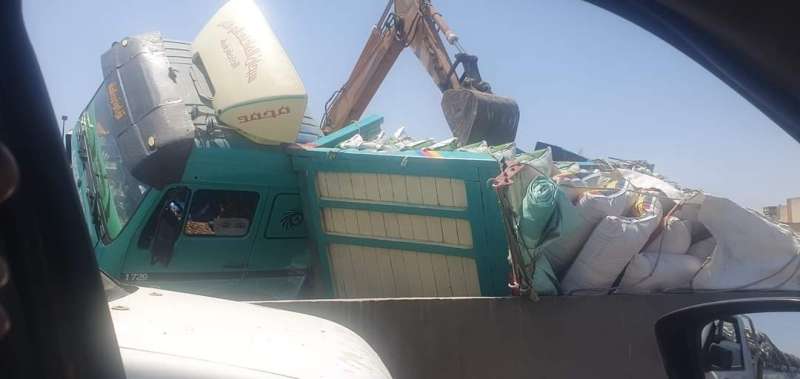 انقلاب سيارة نقل مقطورة محملة بمواد غذائية أعلى دائري ميدان لبنان