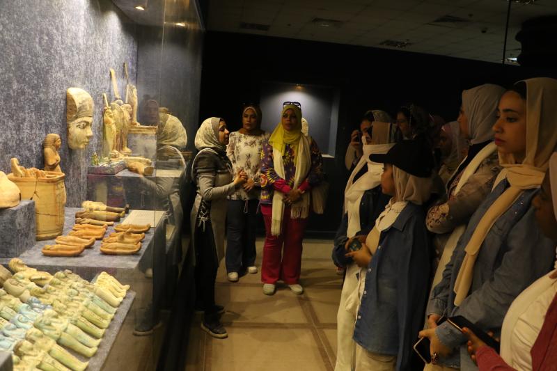 متحف الآثار ومكتبة مصر العامة ضمن جولات فتيات ”أهل مصر” بمطروح