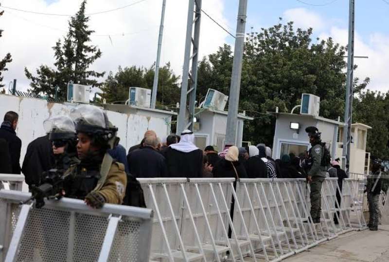 الاحتلال الإسرائيلي يحاصر مسجدا في بيت لحم وتمنع المصلين من الخروج