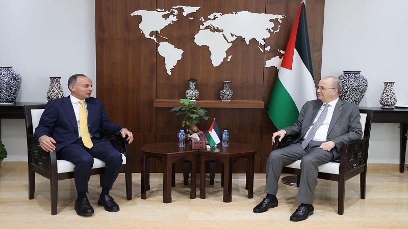 جانب من لقاء السفير المصري ورئيس وزراء فلسطين